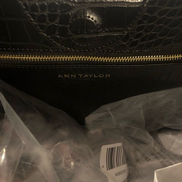 NWT Ann Taylor Large Tote 18” W- 12” L 11” Strap Drop - Picture 4 of 8